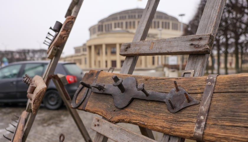 Drewniano-stalowe przedmioty na tle Hali Stulecia, giełda staroci, 24 stycznia 2026