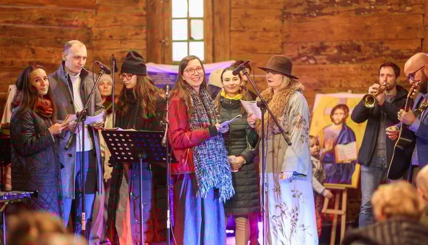 Wsp&oacute;lne kolędowanie w dawnym kości&oacute;lku św. Jana Nepomucena, stojącym w Parku Szczytnickim. Wrocław, 24.01.2026