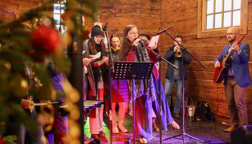 Wsp&oacute;lne kolędowanie w dawnym kości&oacute;lku św. Jana Nepomucena, stojącym w Parku Szczytnickim. Wrocław, 24.01.2026