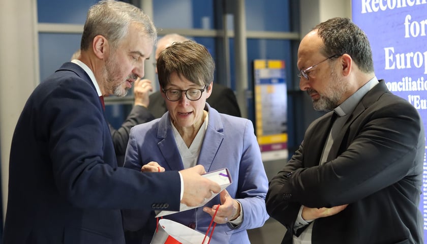 Delegaci z Polski i Niemiec otworzyli w Parlamencie Europejskim w Strasburgu (Francja) wystawę „Pojednanie dla Europy” przygotowaną przez wrocławskie Centrum Historii Zajezdnia