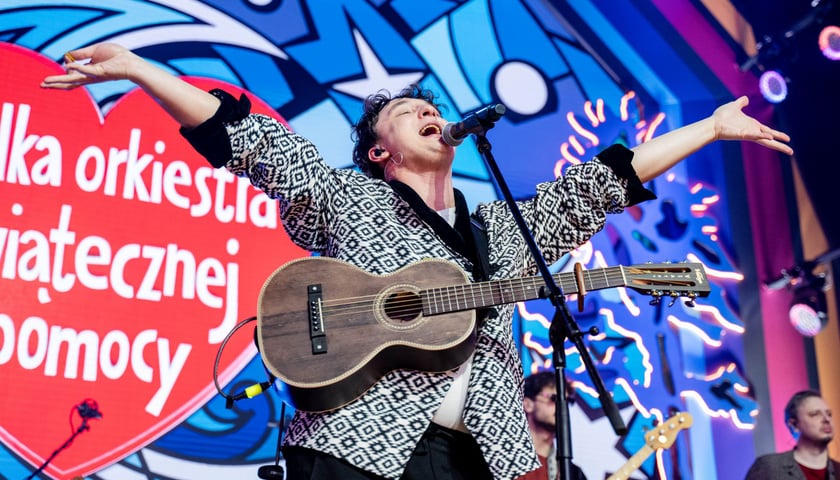 Artysta z gitarą na scenie 33. Finału WOŚP.