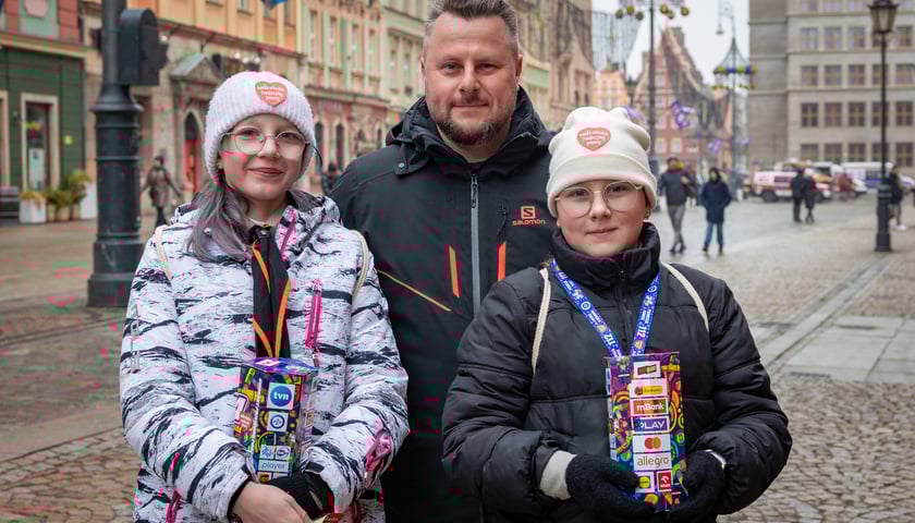 <p>Ula, Dominik i Marryna, 34. Finał WOŚP na wrocławskim Rynku</p>