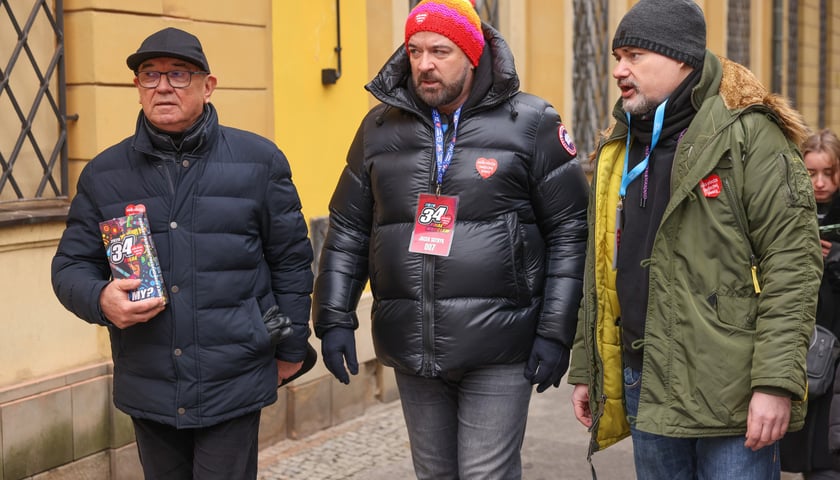 Finał WOŚP 2026 we wrocławskim Rynku - fotorelacja, 25.01. W środku prezydent Wrocławia Jacek Sutryk, z lewej radny Jarosław Krauze