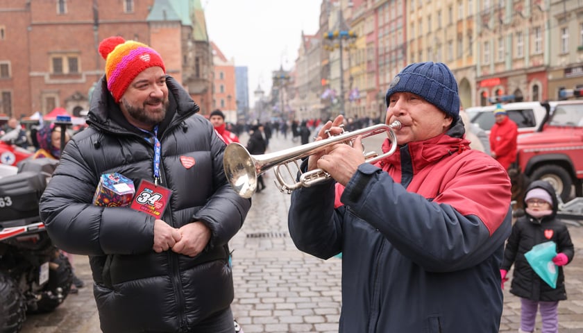Finał WOŚP 2026 we wrocławskim Rynku - fotorelacja, 25.01. Z lewej prezydent Jacek Sutryk
