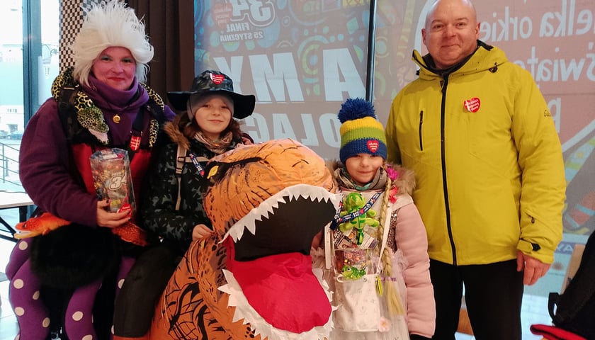 Rodzinne kwestowanie: Basia, 12-letnia Maja, 9-letnia Patrycja i Zbyszek