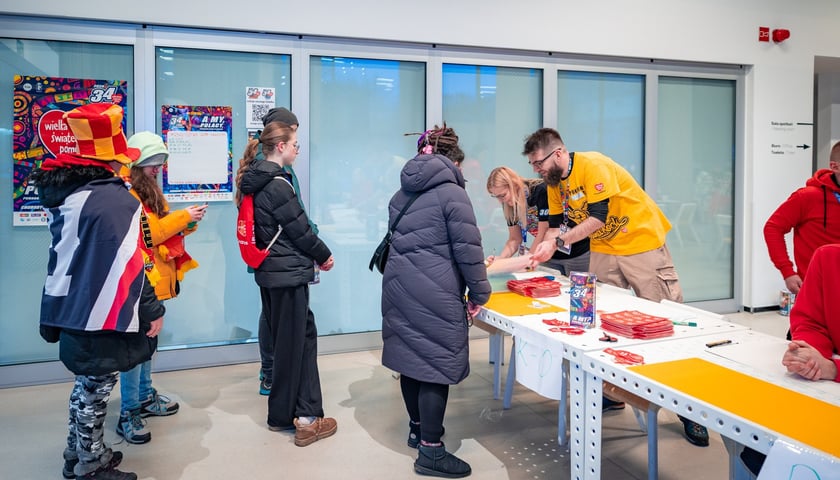 Wolontariusze w sztabie WOŚP w barze Barbara