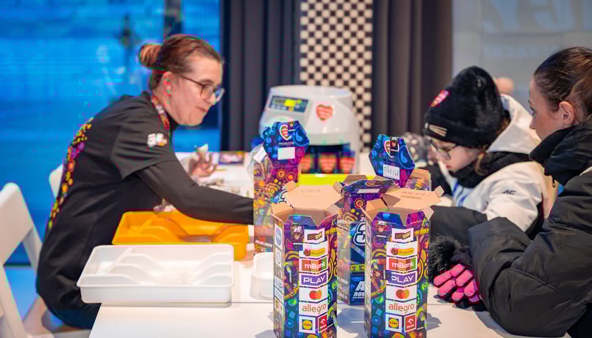 Wolontariusze w sztabie WOŚP w barze Barbara