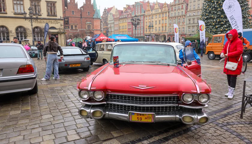 Czerwony samochód zaparkowany w Rynku podczas Finału WOŚP 2026