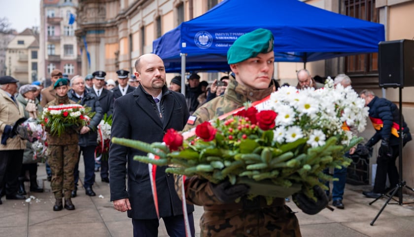 163. rocznica wybuchu powstania styczniowego, obchody pod gmachem UWr