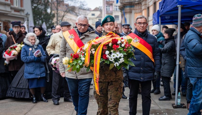 Reprezentantka wojska z kwiatami i przedstawiciele rady miejskiej w procesji podczas obchodów rocznicy powstania styczniowego we Wrocławiu , 25 stycznia 2026