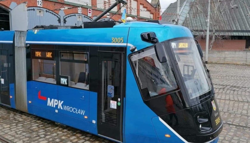 tramwaje i autobusy we Wrocławiu wyjadą z zajezdni z flagami Ukrainy