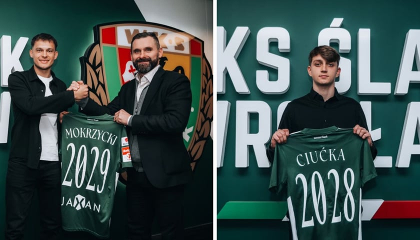 Zdjęcie podzielone na pół: z lewej dwóch mężczyzn ściska sobie dłonie na tle herbu klubowego - Michał Mokrzycki, nowy zawodnik Śląska Wrocław i Remigiusz Jezierski, prezes klubu; z prawej - młody mężczyzna trzymający koszulkę sportowa na tle napisu WKS Śląsk Wrocław - Adam Ciućka, piłkarz, który przedłużył kontrakt.