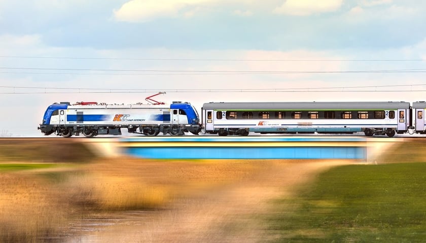 Na zdjęciu jadący pociąg w barwach PKP Intercity