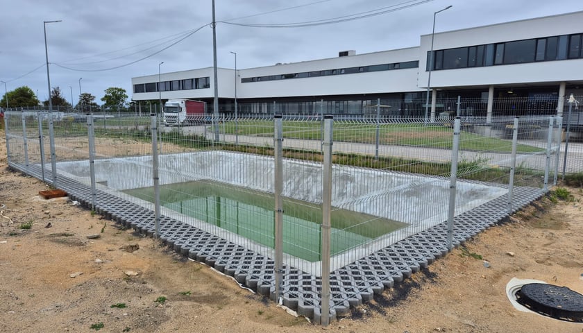 <p>Kończy się budowa nowoczesnej KP PSP w Bolesławcu - to ten budynek w tle</p>