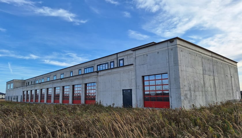 <p><span style="color: #1b1b1b; font-family: Open Sans, sans-serif;"><span style="font-size: 15.4545px;">Nowoczesna&nbsp;</span></span><span style="color: #1b1b1b; font-family: 'Open Sans', sans-serif; font-size: 15.4545px;">Jednostka Ratowniczo-Gaśnicza z zapleczem szkoleniowym w Tyńcu Małym</span></p>