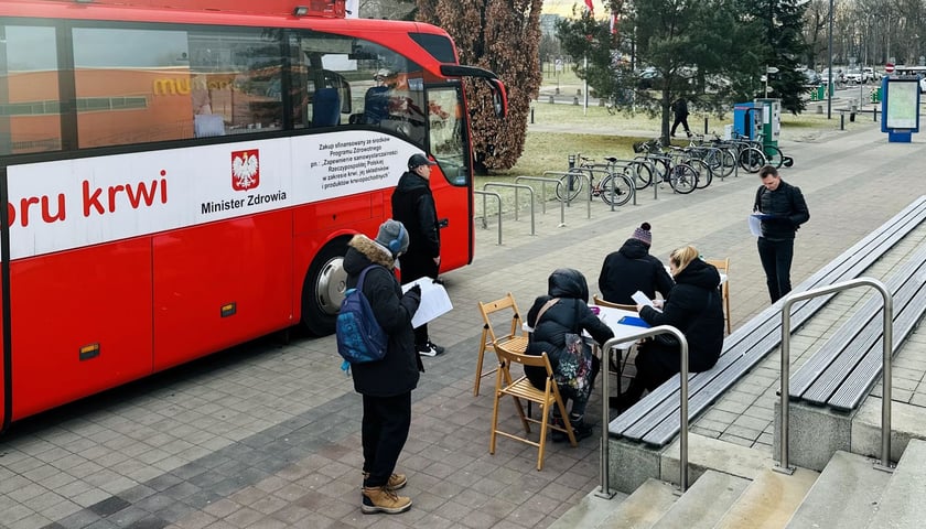 Krwiobus pod wrocławskim aquaparkiem 