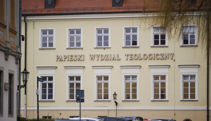 Widok na budynek z napisem PAPIESKI WYDZIAL TEOLOGICZNY na Ostrowie Tumskim 