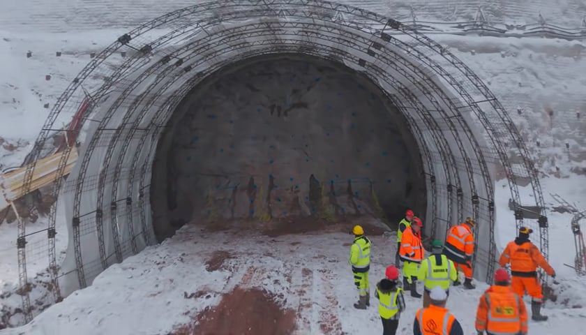 Kadr z filmu dotyczącego budowy tuneli na autostradzie D11 w Czechach. 