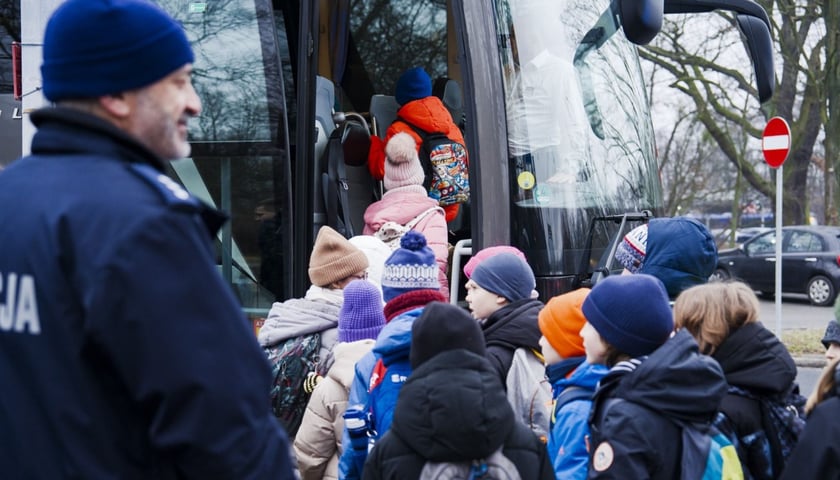 Uczniowie SP nr 4 wchodzący do autokaru, który został chwilę wcześniej skontrolowany przez policję