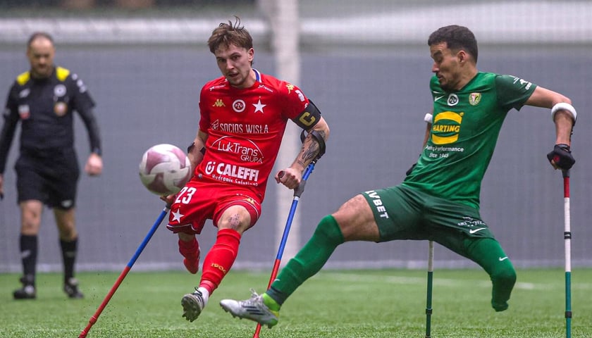 Zawodnik Wisły (czerwony strój) i Śląska (zielony strój) podczas meczu półfinałowego Pucharu Polski