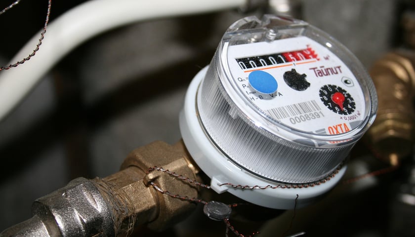 Wodomierz i rury na zdjęciu ilustracyjnym