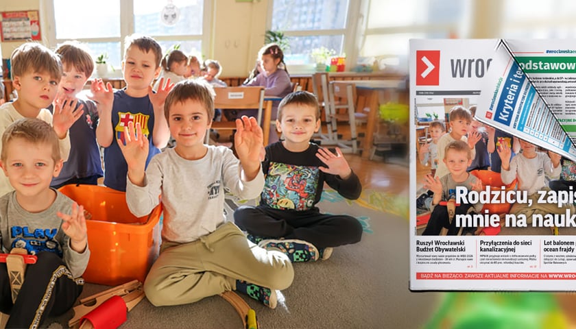 Grupa siedmiu uśmiechniętych chłopców z Przedszkola 149 Tęczowa Polanka we Wrocławiu machających do obiektywu 