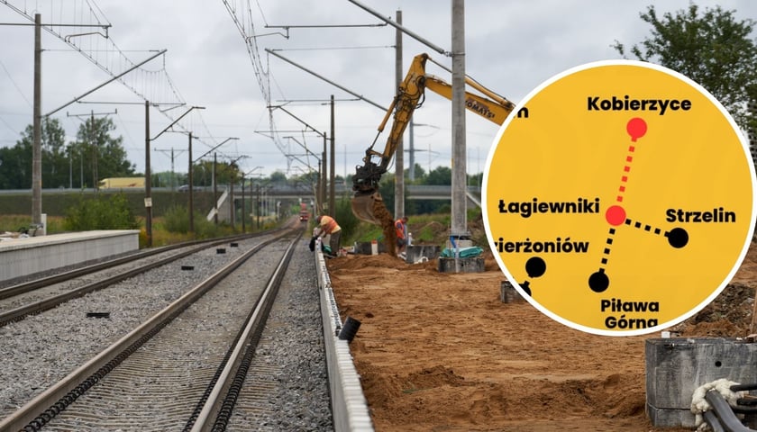 Zdjęcie ilustracyjne przedstawiające roboty budowlane przy torowisku kolejowym, w prawej części nałożony okrągły kadr ze schematyczna mapka przedstawiającą odcinek trasy Kobierzyce - Łagiewniki, który przejdzie renowację.