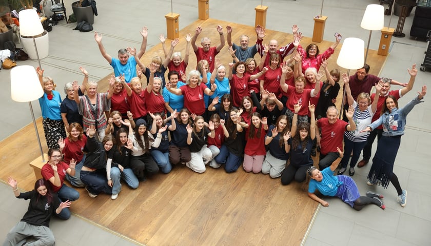 Na zdjęciu uczestnicy Tanecznej bitwy pokoleń 2026 w Capitolu, czyli seniorzy z grupy „Capitango” i licealiści z I klasy XVII LO wraz z instruktorką Aleksandrą Szermach