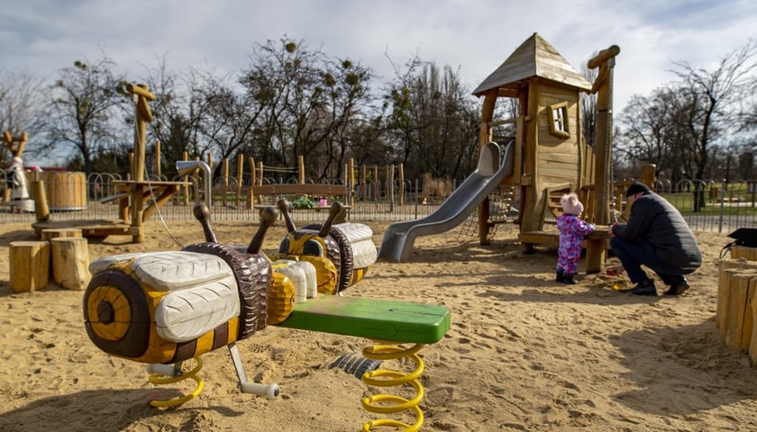 plac zabaw na Niskich Łąkach doposażony został dzięki środkom FO