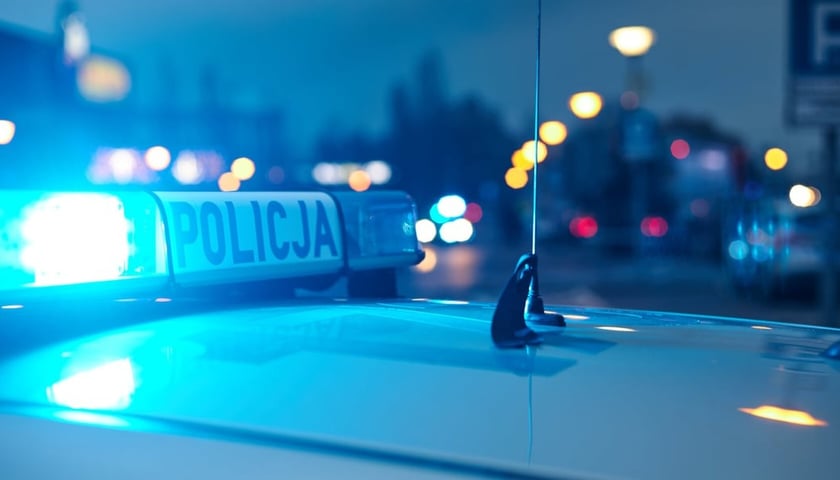 Na zdjęciu widać rozświetlone światła na dachu radiowozu policyjnego. Zdjęcie ilustracyjne