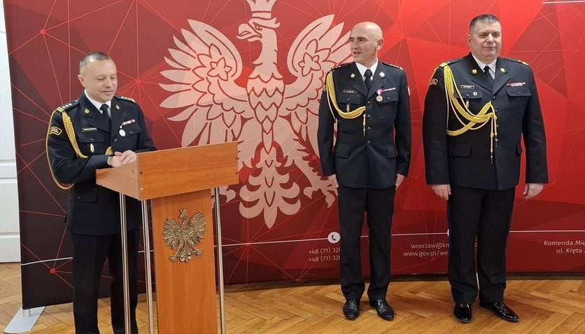 Od lewej strony stoją: st. bryg. Piotr Znamirowski, st. bryg. Krzysztof Gielsa, nadbryg. Marek Hajduk, Dolnośląski Komendant Wojewódzki PSP