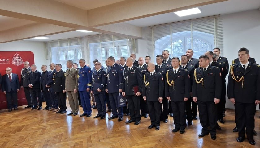 Mężczyźni i kobiety w mundurach. 28 stycznia w Komendzie Miejskiej Państwowej Straży Pożarnej we Wrocławiu odbyła się uroczysta zbiórka
