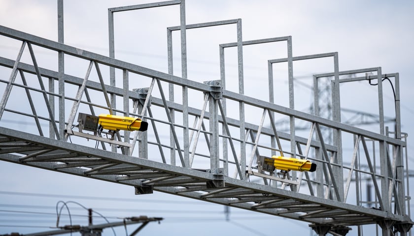 Kamery na bramie nad Aleją Sobieskiego