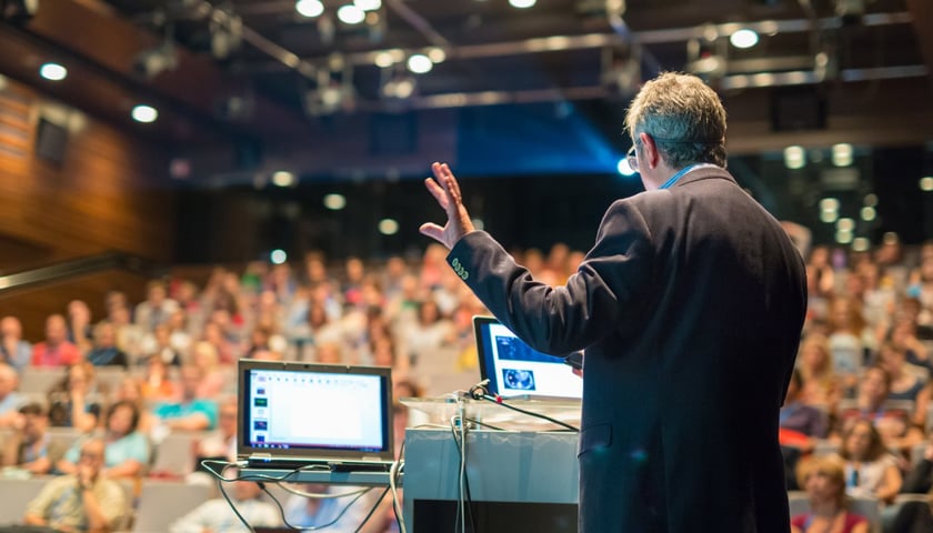 Widok na wykładowcę i salę wykładową