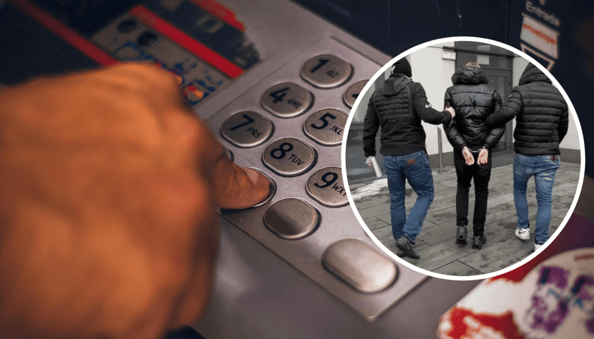 Męska dłoń na klawiaturze bankomatu, w kółku zatrzymany oszust w asyście policji