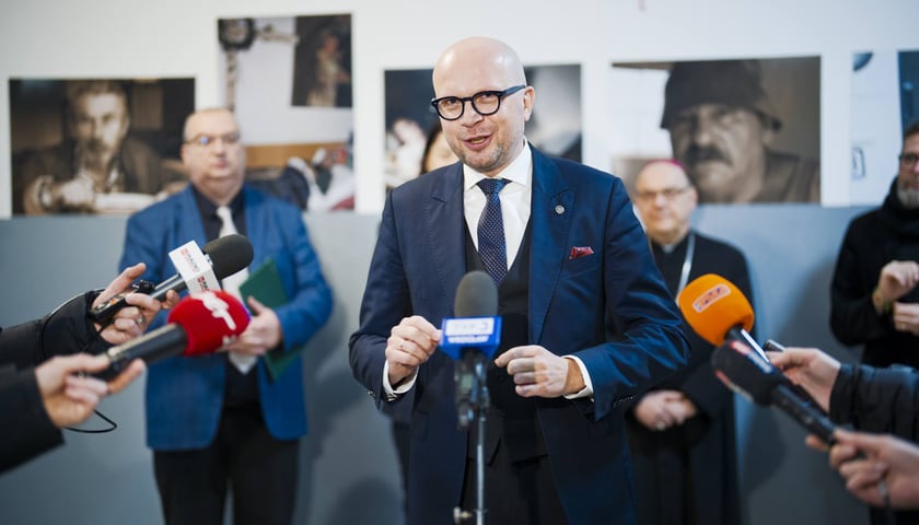 Jakub Mazur, wiceprezydent Wrocławia. Oficjalne otwarcie Schroniska z Usługami Opiekuńczymi im. św. Brata Alberta przy ul. bp. Bernarda Bogdeina we Wrocławiu