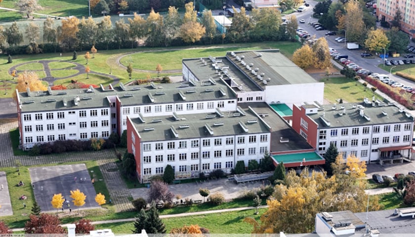 Przebudowa i remont bloku sportowego w budynku Szkoły Podstawowej nr 90 przy ul. Orzechowej  62A we Wrocławiu