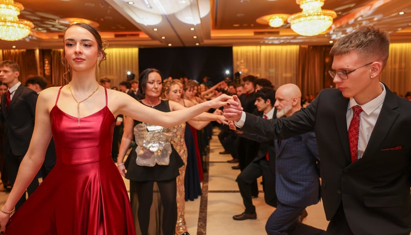 Studniówka uczniów IV LO we Wrocławiu. Na zdjęciu młodzi ludzie tańczą poloneza