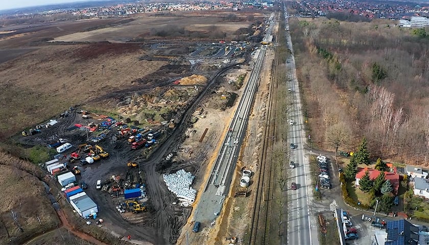 W ramach inwestycji powstaje nowe torowisko wzdłuż ul. Kosmonautów. Najpewniej jeszcze wiosną pojadą po nim pierwsze tramwaje. 