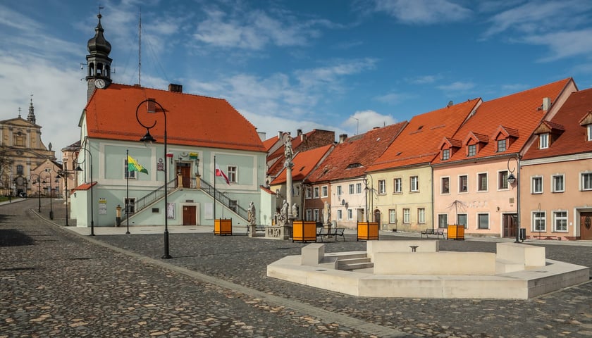 Rynek w Lubomierzu. Na zdjęciu rynek w miasteczku otoczony kamieniczkami