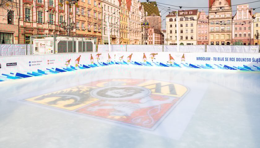 Lodowisko w Rynku. Na zdjęciu widać taflę lodowiska i herb Wrocławia na lodzie