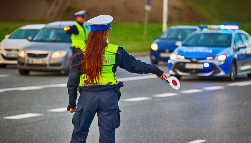 Funkcjonariuszka policji podczas kontroli drogowej, zdjęcie ilustracyjne 
