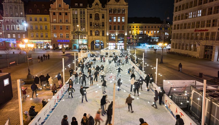 Lodowisko na wrocławskim Rynku wieczorową porą