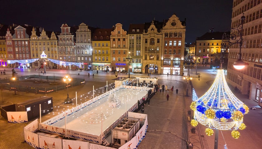 Lodowisko na wrocławskim Rynku wieczorową porą
