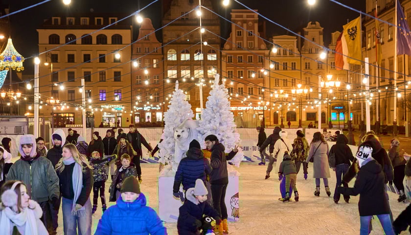 Lodowisko na wrocławskim Rynku wieczorową porą