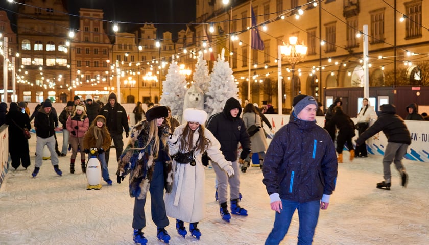 Lodowisko na wrocławskim Rynku wieczorową porą