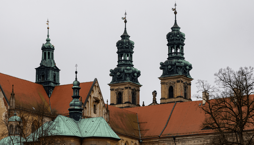 <p>Wieże Opactwa Cysters&oacute;w w Lubiążu robią ogromne wrażenie zaraz po tym, jak wyłonią się zza zabudowań</p>
