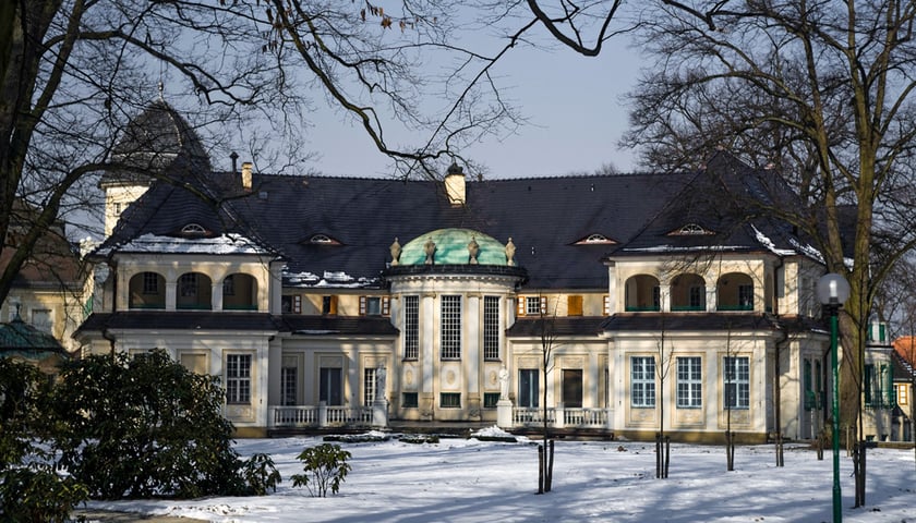 <p>Pałac w Bagnie widziany z parku, w zimowej odsłonie</p>