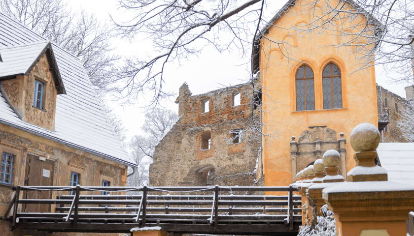 <p>Zamek Grodno w Zag&oacute;rzy Śląskim to pięknie zachowany obiekt z ciekawą historią - w sam raz dla tych, kt&oacute;rzy chcą spędzić na zwiedzaniu cały dzień</p>