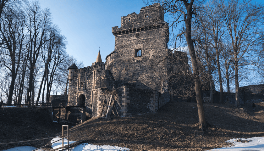 <p>Zamek Grodziec to wspaniale zachowana średniowieczna warownia, w kt&oacute;rej jest co robić przez cały dzień</p>